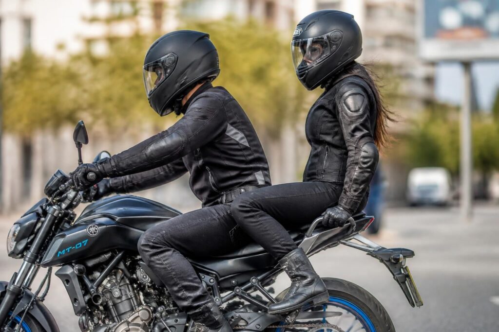 découvrez tout ce qu'il faut savoir pour être un passager à moto en toute sécurité : équipement adapté, réglages essentiels et conseils pratiques de conduite.
